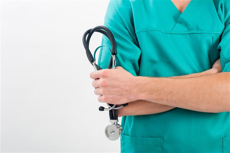 Estudo alerta: os enfermeiros são os funcionários públicos mais mal pagos