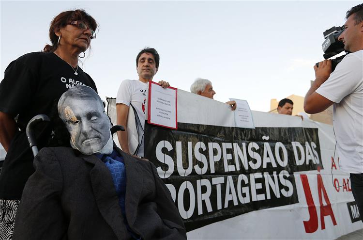 Protesto pela abolição de portagens no Algarve à porta da casa de Cavaco Silva
