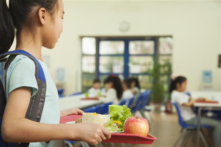 Responsável por cantina escolar despedida por dar comida a alunos com fome